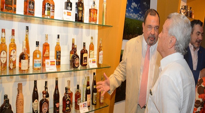 Luis Enrique Yaber, director de Yazoo Investments, ofrece explicaciones sobre sus productos al ministro Nelson Toca Simó.