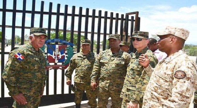 El comandante del Ejército Estanislado Gonell Regalado supervisa las tropas en la frontera.