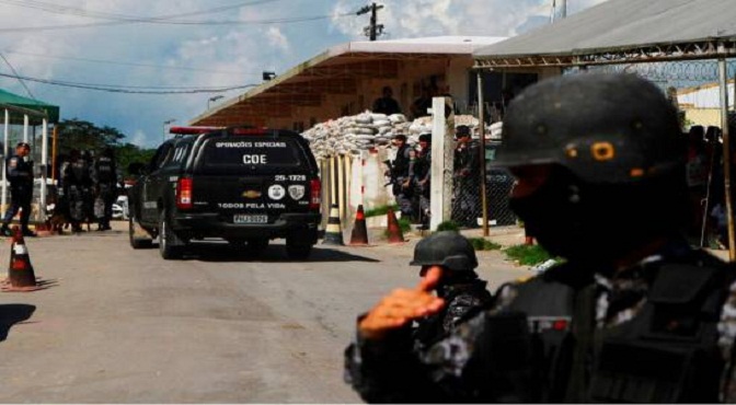 Un policía resguarda la entrada al Complejo Penitenciario Anisio Jobim después de que se registrara un motín con saldo letal entre los internos en Manaos, en el estado de Amazonas, al norte de Brasil, el domingo 26 de mayo de 2019.