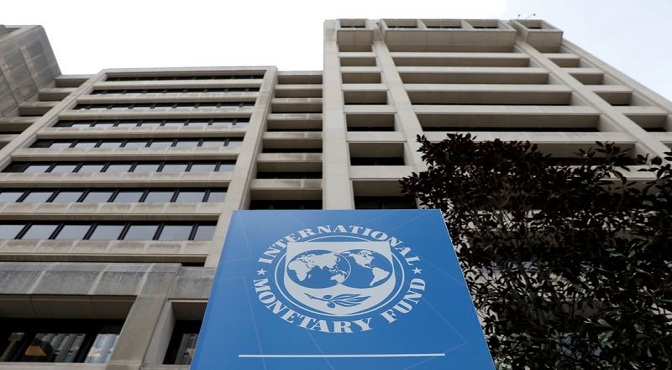 El logo del FMI en las oficinas centrales de la entidad en Washington