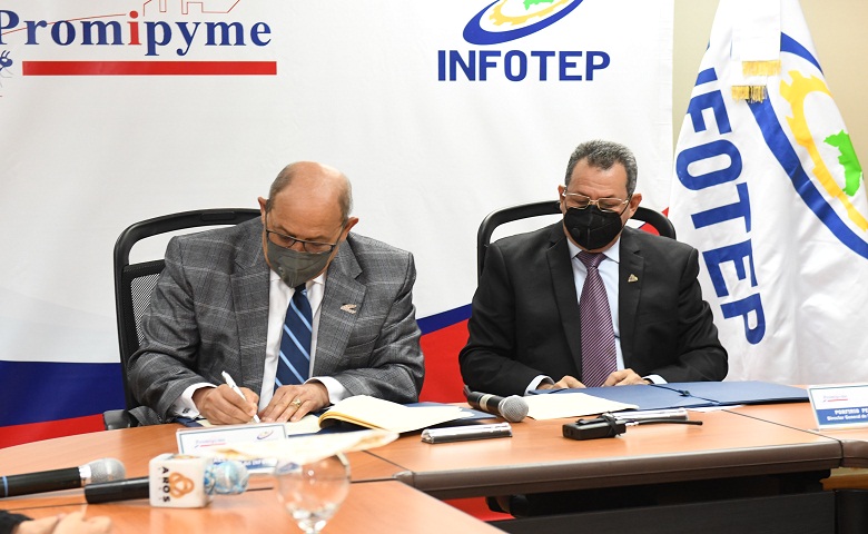 Rafael Santos Badía, director general del INFOTEP y Porfirio Peralta, director de PROMIPYME, al momento de la firma de acuerdo