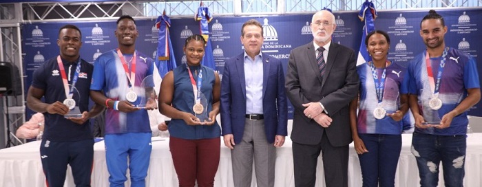 El ministro de Industria, Comercio y Mipymes, Víctor -Ito- Bisonó, rindió homenaje a los deportistas dominicanos ganadores de las medallas de los Juegos Olímpicos Tokio 2020