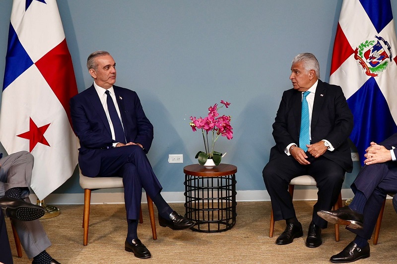 Luis Abinader y José Raúl Mulino sostuvieron una reunión bilateral en Panamá para abordar comercio, turismo e inversiones. 2 reunión