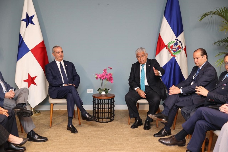 Luis Abinader y José Raúl Mulino sostuvieron una reunión bilateral en Panamá para abordar comercio, turismo e inversiones. 3 reunión