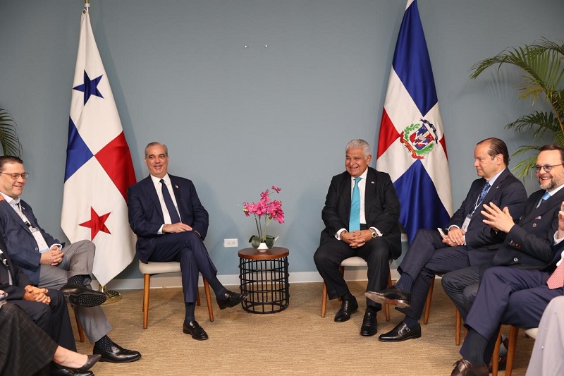 Luis Abinader y José Raúl Mulino sostuvieron una reunión bilateral en Panamá para abordar comercio, turismo e inversiones. 4 reunión