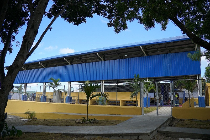 El presidente Luis Abinader inauguró un techado deportivo-escolar en Sabana Larga, San José de Ocoa, destinado a estudiantes y actividades comunitarias 4 techado
