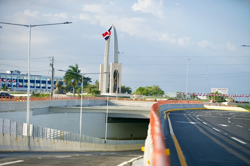 El presidente Luis Abinader inauguró el túnel de la Plaza de la Bandera, una obra que agiliza la salida hacia el Sur y mejora la movilidad en Santo Domingo con una la inversión de RD$3,300 millones 3 Túnel