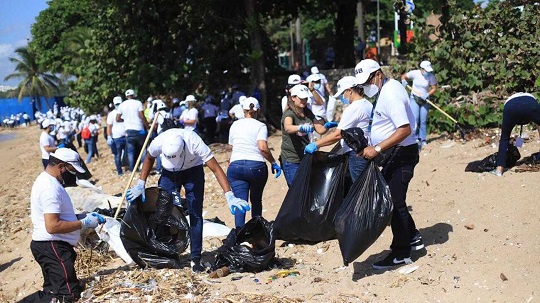 El gobierno lleva a cabo un día de recolección de basura en más de 100 playas y riberas de ríos para el Día Mundial de la Limpieza Costera