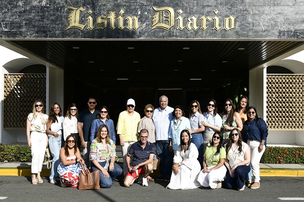 Patricia Acosta, editora de la revista Bodas a La Moda, junto a los invitados a la experiencia en Zemi Miches.