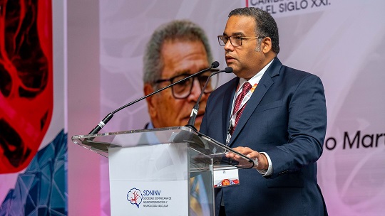 El neurocirujano Luis Suazo, presidente de la SDNINV.