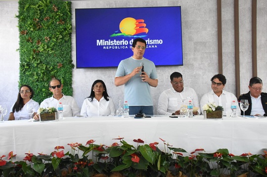 Minoru Matsunaga, director general de POLITUR; los diputados Jorge Cavoli y Sonia Espino; Amada López, gobernadora, David Collado, ministro de Turismo; Lenin Melo, alcalde; Starlin Vásquez, diputado; Hostos Risik presidente RD Vial y José Ramón Reyes viceministro Costero y Marino de Medio Ambiente