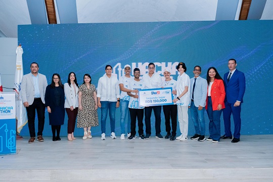 Estudiantes del ITLA reeciben el premio en metálico