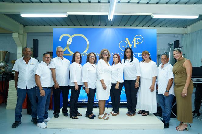 Doña Milagros con su equipo de trabajo en Milly Festejos
