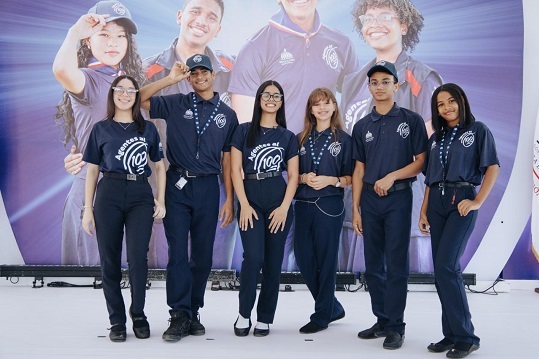 Luis Miguel De Camps felicita a los estudiantes