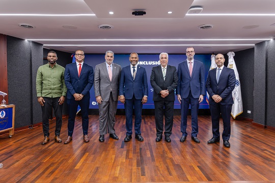 Expertos del Ministerio de Energía y Minas y la Universidad APEC analizan los avances, desafíos y perspectivas del sistema eléctrico y minero en República Dominicana.