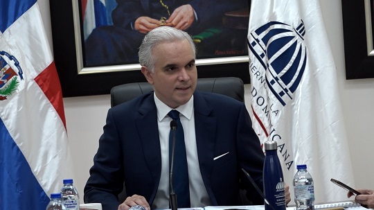 El ministro de educación Luis Miguel De Camps encabeza la tercera reunión de la comisión especial que coordina la apertura del año escolar 2026-2027 en República Dominicana.